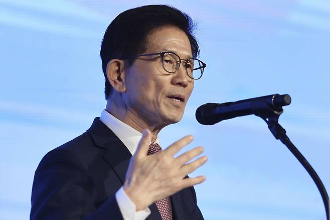 김문수 고용노동부 장관이 26일 서울 중소기업중앙회에서 열린 ‘전환기 노동시장과 노사관계 해법, 그리고 사회적 대화’ 토론회에서 개회사를 하고 있다. [연합]