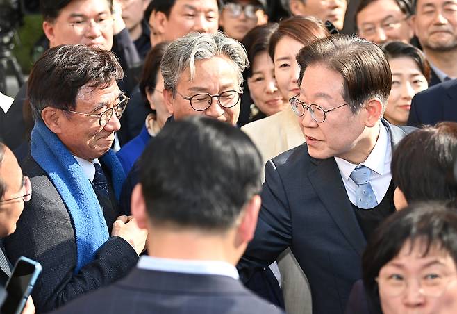 이재명 더불어민주당 대표가 26일 서울고법에서 열린 공직선거법 위반 혐의 사건 항소심에서 무죄를 선고받은 뒤 의원들과 악수하고 있다. [연합]