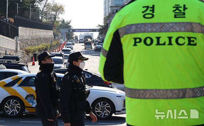 [서울=뉴시스] 서울 용산에서 경찰들이 이동하고 있다. 2024.12.04. photo@newsis.com