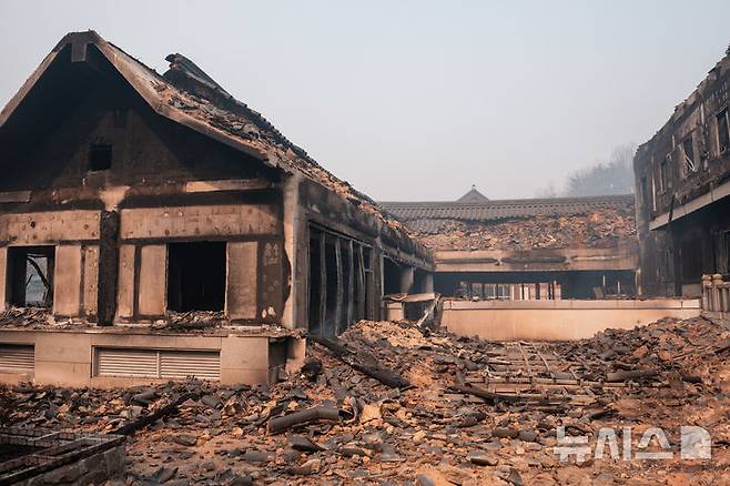[의성=뉴시스] 김정화 기자 = 산불 발생 닷새째인 26일 경북 의성군 구계리 최치원문학관이 산불에 탔다. 2025.03.26. jungk@newsis.com
