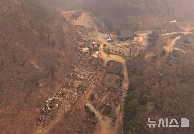 [의성=뉴시스] 김금보 기자 = 26일 대형 산불로 전소 피해를 입은 경북 의성군 단촌면 고운사 일대에 사찰 잔해만 남아있다. 이번 산불로 고운사 보물인 연수전과 가운루를 비롯해 연지암, 해우소, 정묵당, 아거각, 약사전, 연수전, 고운대암, 극락전, 만덕당, 종무소가 불탔다. 2025.03.26. kgb@newsis.com