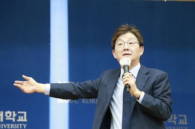 [서울=뉴시스] 유승민 전 국민의힘 의원이 지난 12일 오후 서울 서대문구 연세대학교에서 '엔비디아, 딥시크, 삼성전자 : 정치가 미래를 결정한다' 강연을 하고 있다. 2025.03.12. photo@newsis.com (사진 = 유 전 의원 측 제공) *재판매 및 DB 금지