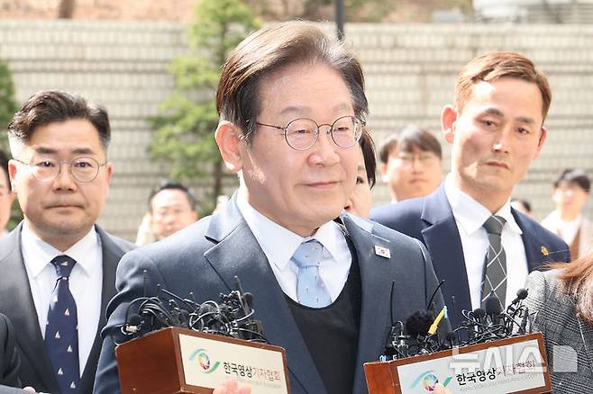 [서울=뉴시스] 사진공동취재단 = 이재명 더불어민주당 대표가 26일 서울 서초구 서울고등법원에서 열린 공직선거법 위반 혐의 항소심 선고 공판에 출석하고 있다. 2025.03.26. photo@newsis.com