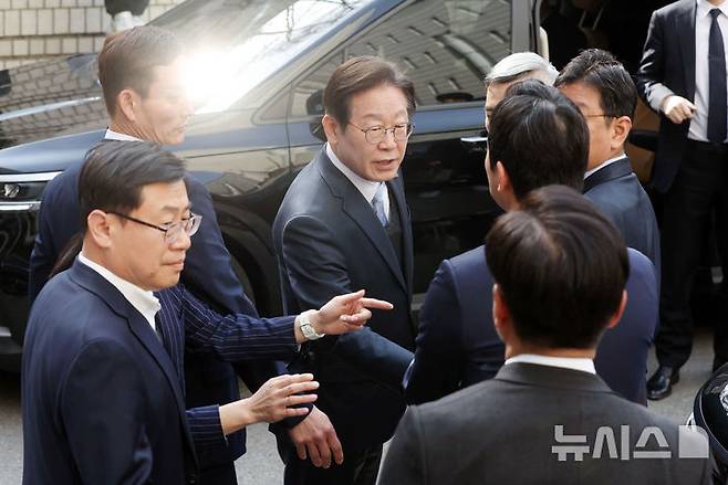 [서울=뉴시스] 사진공동취재단 = 이재명 더불어민주당 대표가 26일 서울 서초구 서울고등법원에서 열린 공직선거법 위반 혐의 항소심 선고 공판에서 무죄를 선고받은 뒤 동료 의원들과 인사하고 있다. 2025.03.26. photo@newsis.com