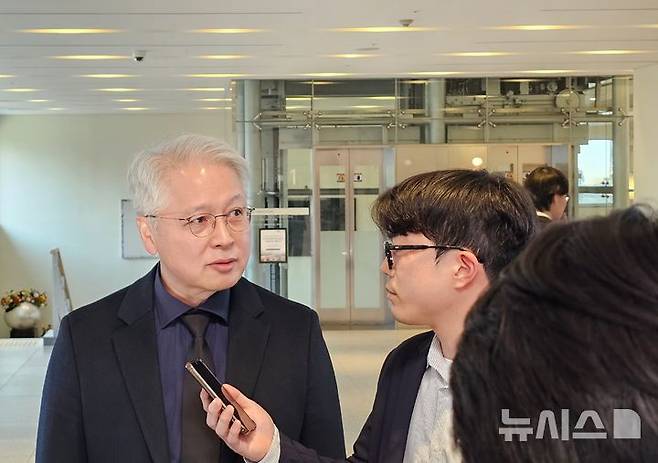 [서울=뉴시스]권봉석 ㈜LG 부회장이 26일 서울 강남구 일원동 서울삼성병원 장례식장에 마련된 고(故) 한종희 삼성전자 부회장의 빈소를 방문했다. (사진=공동취재단) photo@newsis.com