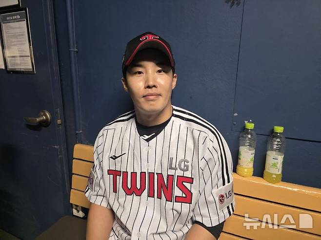 [서울=뉴시스] 김희준 기자 = LG 트윈스의 임찬규가 26일 잠실구장에서 벌어진 2025 신한 쏠뱅크 KBO리그 한화 이글스와의 경기에 선발 등판해 완봉승을 거둔 뒤 인터뷰를 하고 있다. 2025.03.26jinxijun@newsis.com