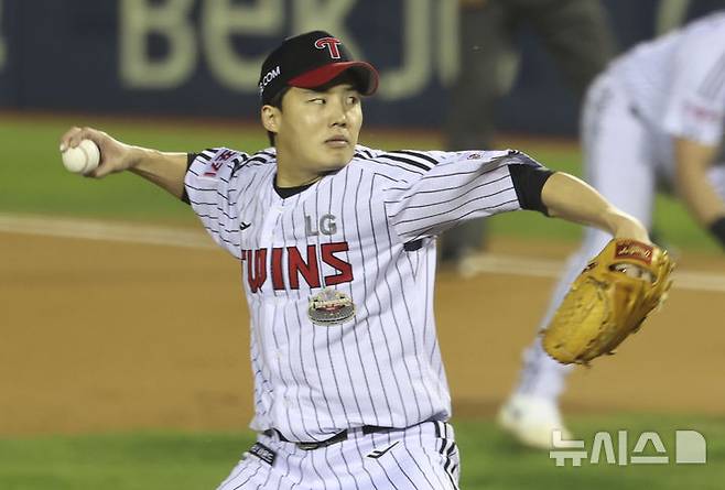 [서울=뉴시스] 김근수 기자 = 17일 서울 송파구 잠실야구장에서 열린 2024 KBO 포스트시즌 플레이오프 3차전 삼성 라이온즈와 LG 트윈스의 경기, 1회초 LG 선발 임찬규가 역투하고 있다. 2024.10.17. ks@newsis.com