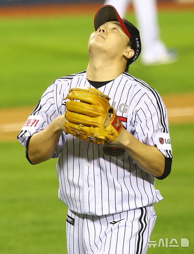 [서울=뉴시스] 황준선 기자 = 17일 서울 송파구 잠실야구장에서 열린 2024 KBO 포스트시즌 플레이오프 3차전 삼성 라이온즈와 LG 트윈스의 경기, 5회 초를 무실점으로 마친 LG 선발투수 임찬규가 안도하고 있다. 2024.10.17. hwang@newsis.com
