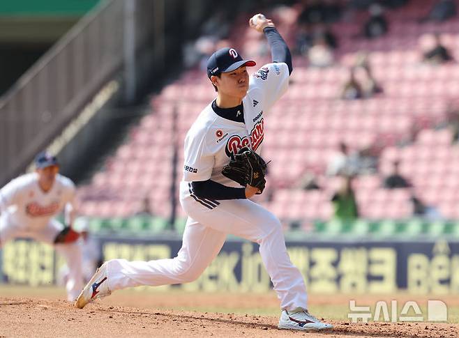 [서울=뉴시스] 김금보 기자 = 14일 오후 서울 송파구 잠실야구장에서 열린 2025 프로야구 두산 베어스와 KIA 타이거즈의 시범경기, 4회초 두산 선발 최승용이 공을 던지고 있다. 2025.03.14. kgb@newsis.com
