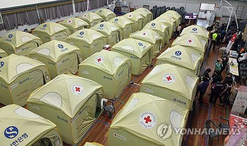 [경남 산청군 단성면 단성중학교에 마련된 산청 산불 이재민 대피소. 연합뉴스 제공]