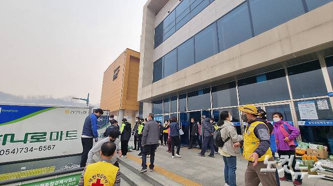 산불이재민 대피소인 영덕국민체육센터에 구호품이 들어오고 있다. 김대기 기자