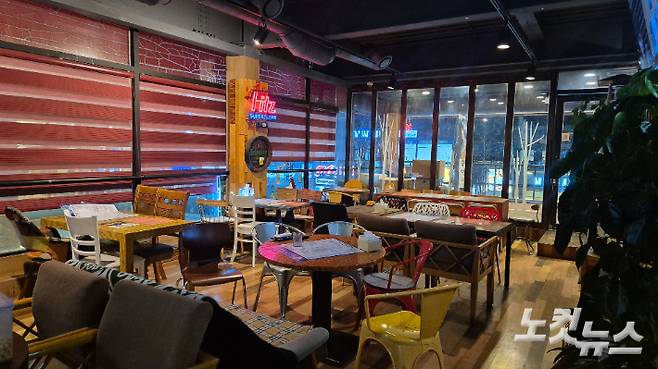 광주 북구의 한 치킨집. 손님은 없고 빈자리만 가득 남아있는 모습. 한아름 수습기자