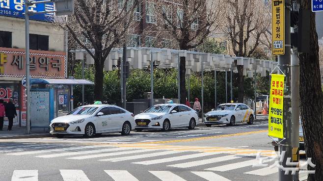 광주 동구 NC웨이브 앞. 손님을 기다리는 택시가 줄지어 서 있다. 한아름 수습기자