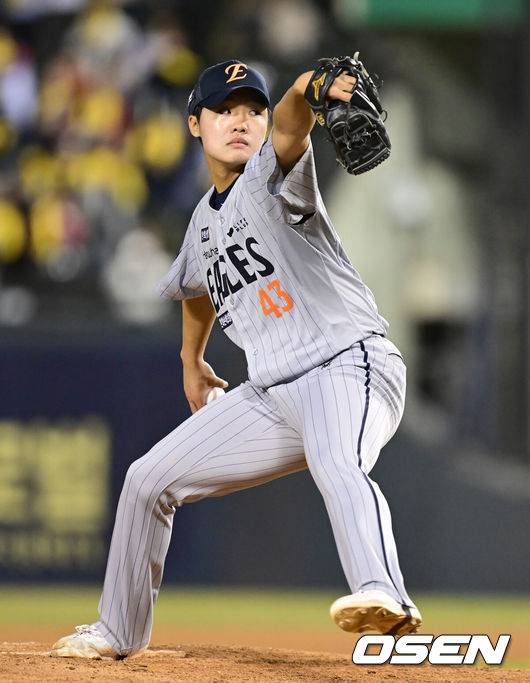 [OSEN=잠실, 김성락 기자] 프로야구 LG 트윈스가 한화 이글스를 꺾고 개막 3연승을 달렸다.&nbsp;LG는 25일 서울 잠실구장에서 열린 2025 KBO리그 한화&nbsp;경기에서 5-0으로 승리했다.8회말 한화 정우주가 마운드에 올라 힘차게 공을 뿌리고 있다 . 2025.03.25 / ksl0919@osen.co.kr