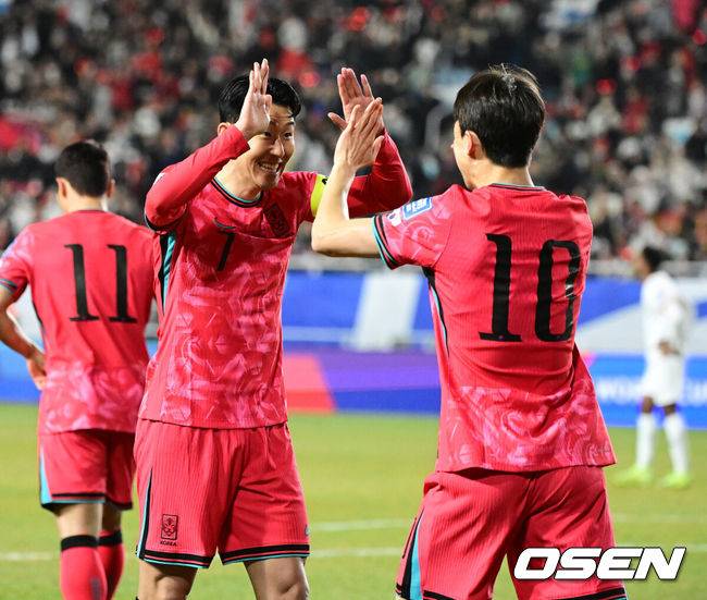 [OSEN=수원, 지형준 기자] 홍명보호가 이번에도 승리하지 못했다. 요르단과 아쉬운 무승부를 거두면서 3경기 연속 승점 1점을 추가하는 데&nbsp;만족해야 했다.홍명보 감독이&nbsp;이끄는 대한민국 축구대표팀은 25일 오후 8시 수원월드컵경기장에서 열린 2026 국제축구연맹(FIFA) 북중미 월드컵 아시아지역 3차 예선 B조 8차전에서 요르단과 1-1로 비겼다.이제 한국은 승점 16(4승 4무)으로 불안한 조 1위를 유지 중이다. 2위 요르단(승점 13), 한 경기 덜 치른 이라크(승점 12)와 격차가 크지 않다. 6월 A매치 결과에 따라 뒤집힐 가능성도 충분하다.전반 대한민국 이재성이 선제골을 넣고 손흥민과 기뻐하고 있다. 2025.03.25 / jpnews@osen.co.kr