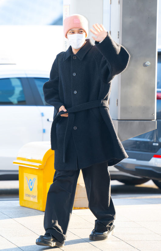 [OSEN=인천공항, 김성락 기자] 21일 오후 엑소(EXO) 카이가 인천국제공항을 통해 태국 방콕으로 출국했다. 엑소 카이는 2023년 5월 육군훈련소로 입소, 사회 복무요원으로 대체 복무를 마친 뒤 10일 소집 해제됐다. 엑소 카이가 출국장으로 향하고 있다. 2025.02.21 / ksl0919@osen.co.kr