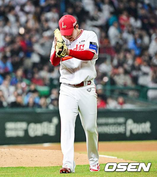 [OSEN=인천, 박준형 기자] 26일 오후 인천 SSG 랜더스 필드에서 ‘2025 신한 SOL BANK KBO리그’ SSG 랜더스와 롯데 자이언츠의 경기가 진행됐다.이날 SSG은 송영진을, 롯데는 김진욱을 선발투수로 내세웠다. 4회초 이닝종료 후 SSG 송영진 선발투수가 병살플레이에 박수를 치며 기뻐하고 있다. .  2025.03.26 / soul1014@osen.co.kr