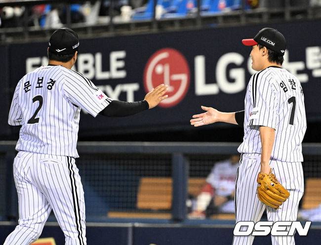 [OSEN=잠실, 이대선 기자] 26일 오후 서울 잠실야구장에서 2025 신한 SOL Bank KBO리그 LG 트윈스와 한화 이글스의 경기가 열렸다.LG는 임찬규, 한화는 엄상백을 선발 투수로 내세웠다.4회초 2사 1루에서 LG 임찬규가 문보경 호수비에 환호하고 있다. 2025.03.26 /sunday@osen.co.kr