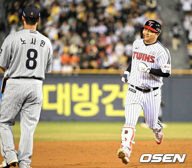 [OSEN=잠실, 이대선 기자] 26일 오후 서울 잠실야구장에서 2025 신한 SOL Bank KBO리그 LG 트윈스와 한화 이글스의 경기가 열렸다.LG는 임찬규, 한화는 엄상백을 선발 투수로 내세웠다.4회말 무사에서 LG 문보경이 중월 솔로 홈런을 치고 그라운드를 돌고 있다. 2025.03.26 /sunday@osen.co.kr