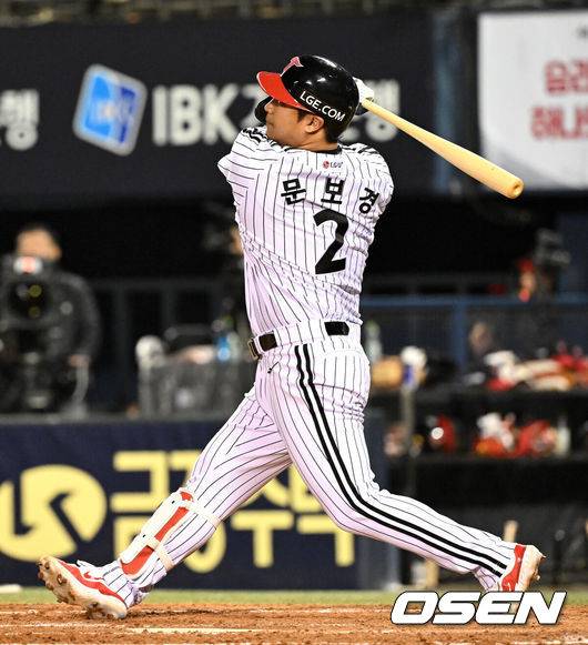 [OSEN=잠실, 이대선 기자] 26일 오후 서울 잠실야구장에서 2025 신한 SOL Bank KBO리그 LG 트윈스와 한화 이글스의 경기가 열렸다.LG는 임찬규, 한화는 엄상백을 선발 투수로 내세웠다.4회말 무사에서 LG 문보경이 중월 솔로 홈런을 치고 있다. 2025.03.26 /sunday@osen.co.kr