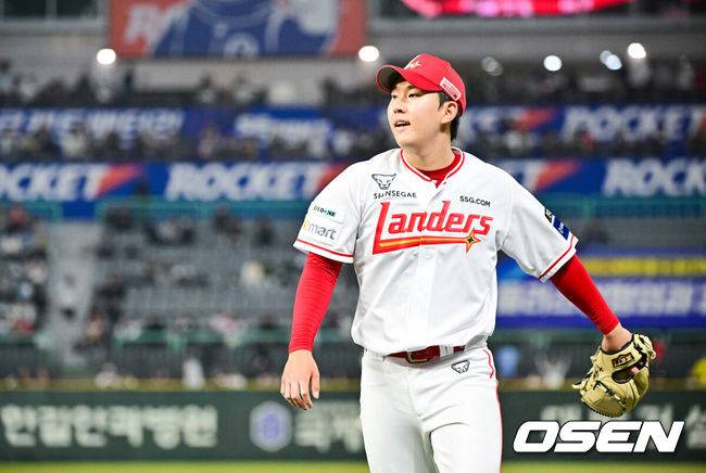 [OSEN=인천, 박준형 기자] 26일 오후 인천 SSG 랜더스 필드에서 ‘2025 신한 SOL BANK KBO리그’ SSG 랜더스와 롯데 자이언츠의 경기가 진행됐다.이날 SSG은 송영진을, 롯데는 김진욱을 선발투수로 내세웠다. 5회초 롯데 공격을 막은 SSG 송영진 투수가 미소 짓고 있다. 2025.03.26 / soul1014@osen.co.kr