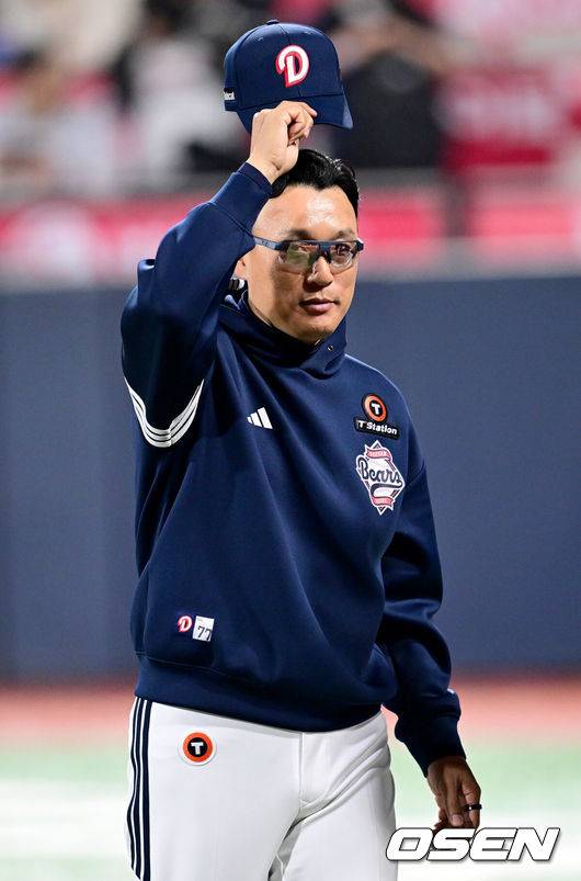 [OSEN=수원, 최규한 기자] 두산 이승엽호가 3전4기 끝 감격의 시즌 첫 승을 맛봤다.&nbsp;프로야구 두산 베어스는 26일 수원KT위즈파크에서 펼쳐진 2025 신한 SOL뱅크 KBO리그 KT 위즈와의 시즌 2차전에서 3-2로 승리했다.&nbsp;두산은 3연패 늪에서 탈출하며 개막 4경기 만에 시즌 첫 승을 신고했다. 1승 3패. 반면 3연승이 좌절된 KT는 2승 2패가 됐다.&nbsp;경기를 마치고 승리한 두산 이승엽 감독이 관중석을 향해 인사를 전하고 있다. 2025.03.26 / dreamer@osen.co.kr
