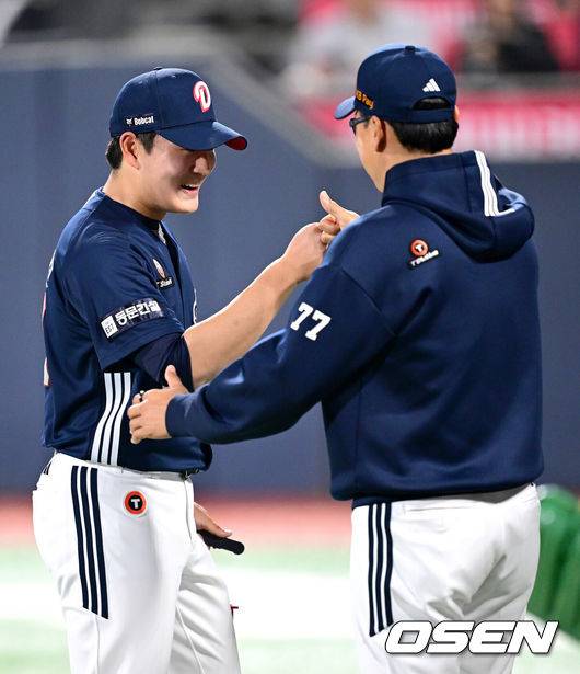 [OSEN=수원, 최규한 기자] 두산 이승엽호가 3전4기 끝 감격의 시즌 첫 승을 맛봤다.&nbsp;프로야구 두산 베어스는 26일 수원KT위즈파크에서 펼쳐진 2025 신한 SOL뱅크 KBO리그 KT 위즈와의 시즌 2차전에서 3-2로 승리했다.&nbsp;두산은 3연패 늪에서 탈출하며 개막 4경기 만에 시즌 첫 승을 신고했다. 1승 3패. 반면 3연승이 좌절된 KT는 2승 2패가 됐다.&nbsp;경기를 마치고 승리한 두산 이승엽 감독과 세이브를 거둔 김택연이 인사를 나누고 있다. 2025.03.26 /