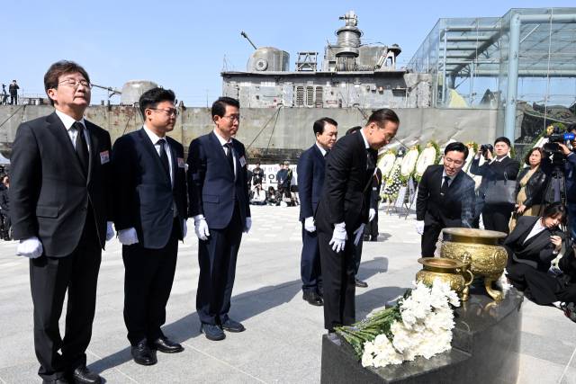 ▲국민의힘 권영세 비상대책위원장이 26일 경기도 평택시 해군 제2함대 사령부에서 열린 '제15주기 천안함 46용사 추모식'에서 묵념하고 있다. ⓒ연합뉴스