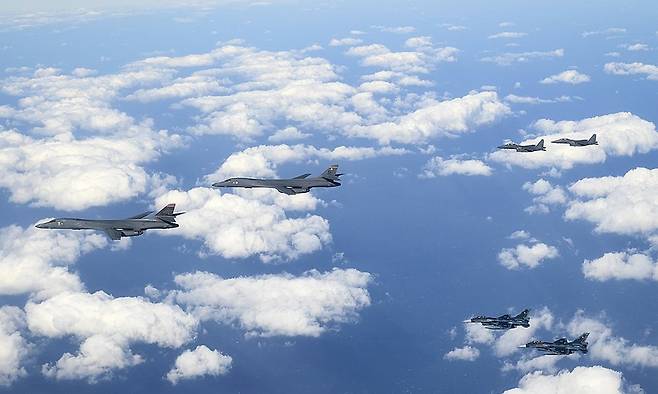 훈련 중인 대한민국 공군 F-15K 2대와 일본 항공자위대 F-2 2대, 미국 B-1B 랜서 2대. 국방부 제공