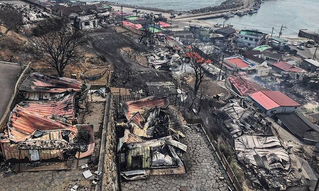 26일 경북 영덕군 영덕읍 노물리 마을이 산불에 폐허가 된 모습을 보이고 있다. 연합뉴스