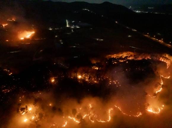 25일 경북 안동시 남선면 인근 야산으로 불이 번지고 있다. 2025.3.25 연합뉴스