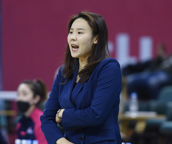 최윤아 인천 신한은행 감독이 부산 BNK 코치 시절이었던 2020년 2월 부천 실내체육관에서 열린 2019~20 여자프로농구 퓨처스 리그 경기에서 선수들을 지휘하고 있다. WKBL 제공