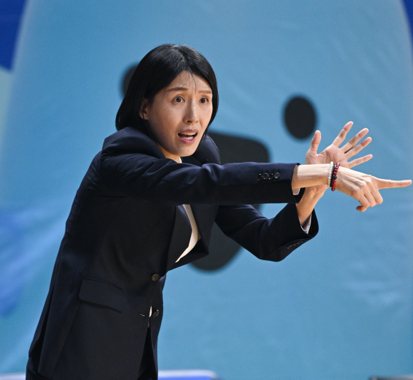 전주원 아산 우리은행 코치가 지난해 11월 2일 아산 이순신체육관에서 열린 2024~25 여자프로농구 정규시즌 부산 BNK와의 홈 경기에서 작전을 지시하고 있다. WKBL 제공