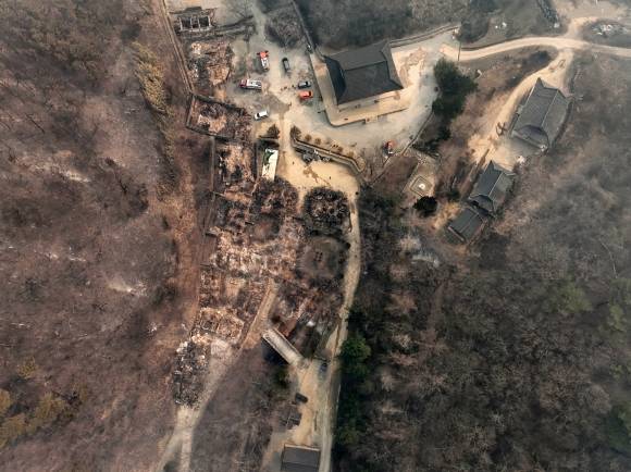 화마가 휩쓸고 간 고운사 - 26일 경북 의성군 단촌면 고운사 가운루를 비롯한 건물들이 전날 번진 산불에 모두 불에타 흔적만 남아 있다. 이번 화재로 국가 지정 문화유산 보물로 지정된 고운사 가운루와 연수전 등이 소실됐다. 2025.3.26 연합뉴스