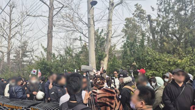 25일 서울 서초구 남태령 고개 일대에서 윤석열 대통령의 탄핵을 반대하는 보수 성향 유튜버 및 대통령 지지자들이 모여있다. 정유나 견습기자