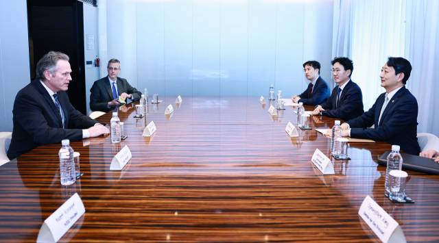 안덕근(오른쪽) 산업통상부장관과 마이크 던리비(왼쪽) 미국 알래스카 주지사가 25일 서울 중구 더플라자호텔에서 면담을 하고 있다. 사진 제공=산업부