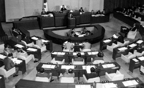 1987년 9월 17일 개헌안 문안 최종 마무리 작업을 끝낸 국회 개헌특위가 전체회의를 열고 있다. 동 아DB