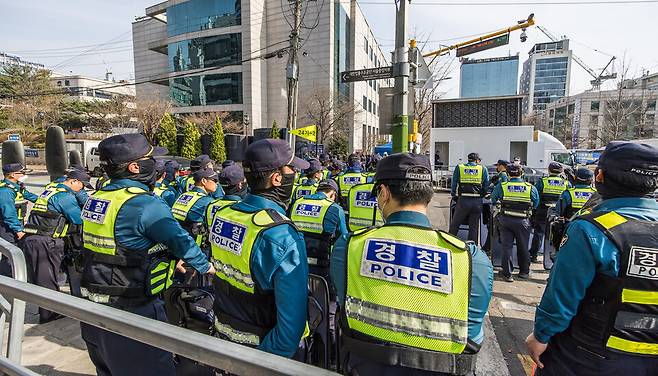 이재명 더불어민주당 대표의 공직선거법 2심 선고 공판을 앞둔 26일 서울 서초구 서울중앙지방법원 인근에서 경찰들이 철통경계를 서고 있다. ⓒ 시사저널 박정훈