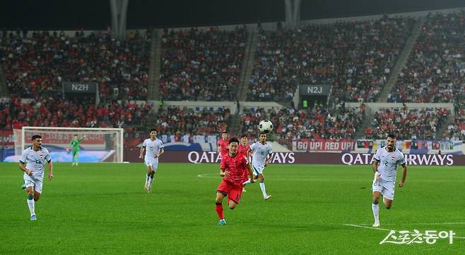 축구대표팀 이재성(가운데)이 지난해 10월 15일 용인미르스타디움에서 열린 이라크와 2026북중미월드컵 아시아 최종예선 홈경기 도중 상대 수비진 사이로 질주하고 있다. 스포츠동아DB