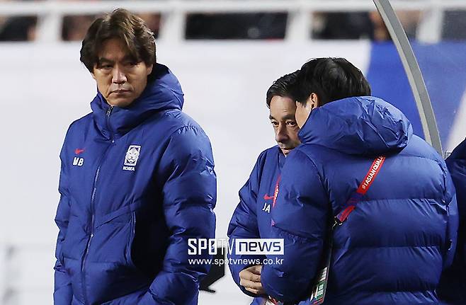 ▲ 홍명보 감독.&nbsp;요르단이 내려서지도 않았는데 ‘U자 빌드업’이 계속됐다. 톱에서 뛰던 손흥민은 점점 사라졌다. 한국 공격이 무디자 요르단은 서서히 한국 진영에서 여유롭게 볼을 만졌다. ⓒ곽혜미 기자