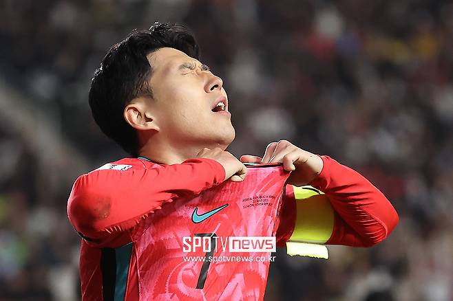 ▲ 손흥민은 경기 이후에 아쉬운 모습이었다. 팬들에게 인사를 한 뒤 라커룸으로 들어가는 순간까지 패딩에 얼굴을 감추며 자책했다. ⓒ곽혜미 기자