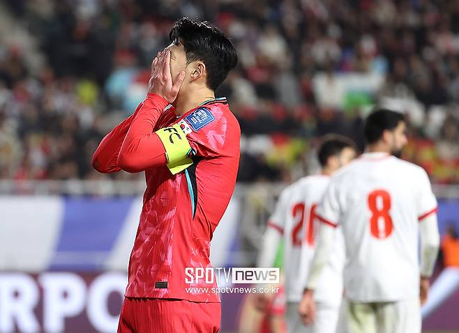 ▲ 한국 축구대표팀은 25일 오후 8시 수원월드컵경기장에서 요르단과 국제축구연맹(FIFA) 북중미월드컵 아시아지역 3차 예선 B조 8차전에서 1-1로 비겼다. 경기후 손흥민이 잔디에 쓴소리를 했다. 그는 “홈에서 하는 경기장 컨디션이 좋았으면 좋겠다. 가장 좋은 환경에서 해야하는데 그렇지 않다. 개선이 안 되는 게 정말 속상하다. 모든 분이 신경을 썼으면 좋겠다”라고 말했다. 하지만 수원월드컵경기장은 최근에 잔디를 새로 깔았다. 경기도수원월드컵경기장관리재단은 지난해 4월 "지반교체공사와 배관 교체 공사를 완료한 뒤, 잔디 생육 환경이 좋은 10월 중순 잔디를 식재해 2025년 3월까지 잔디 안착기를 통해 국내 최고의 그라운드를 제공하기 위해 노력하고 있음을 알려드린다"고 알린 바 있다ⓒ곽혜미 기자