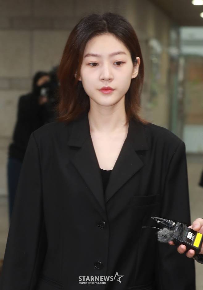 음주운전 사고로 물의를 일으킨 배우 김새론이 5일 오전 서울 서초구 중앙지방법원에서 열린 선고공판을 위해 출석하고 있다. /2023.04.05