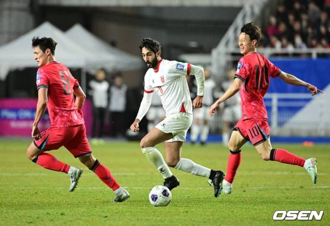 박용우(왼쪽)가 상대 역습을 막고 있다.