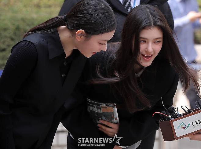 어도어가 뉴진스(NJZ) 멤버들을 상대로 제기한 '기획사 지위보전 및 광고계약 체결 등 금지 가처분' 첫 심문기일이 7일 오전 서울 서초구 중앙지방법원에서 열린 가운데 걸그룹 뉴진스 해린, 다니엘이 공판을 마친 뒤 입장을 밝히고 있다. 2025.03.07 /사진=김창현 chmt@