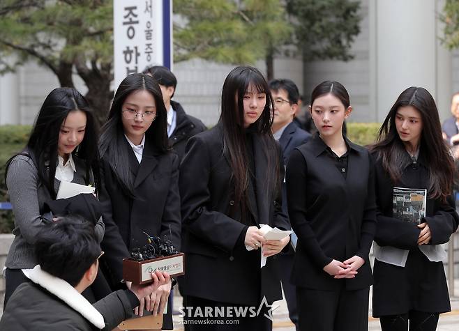 어도어가 뉴진스(NJZ) 멤버들을 상대로 제기한 '기획사 지위보전 및 광고계약 체결 등 금지 가처분' 첫 심문기일이 7일 오전 서울 서초구 중앙지방법원에서 열린 가운데 걸그룹 뉴진스가 입장을 밝히고 있다. 2025.03.07 /사진=김창현 chmt@