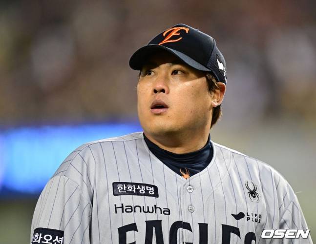 한화 류현진이 25일 잠실 LG전을 마치고 마운드를 내려가고 있다.