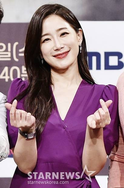 배우 김하영 4일 오후 온라인으로 생중계된 MBC 디지털 예능 '돈플릭스2-영화 프로젝트 끈' 제작발표회에서 포즈를 취하고 있다.                        '돈플릭스'는 정형돈의 기획으로 만들어진 웹예능. 시즌2는 '서프라이즈' 연기자들이 영화제에 출품할 단편영화를 만드는 초대형 프로젝트로 진행됐다. 오는 5일 밤 12시 20분 MBC에서 방영된다. / 사진 = MBC제공