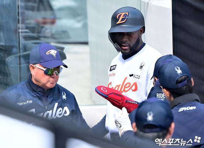 6일 오후 대전 한화생명 볼파크에서 열린 한화 청백전 경기, 한화 플로리얼이 득점에 성공한 후 더그아웃에서 하이파이브를 하고 있다. 엑스포츠뉴스DB