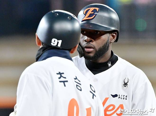 17일 오후 대전 한화생명 볼파크에서 열린 '2025 신한 SOL Bank KBO리그' 삼성 라이온즈와 한화 이글스의 시범경기, 3회말 1사 한화 플로리얼이 중전안타를 날린 후 귀루하고 있다. 엑스포츠뉴스DB